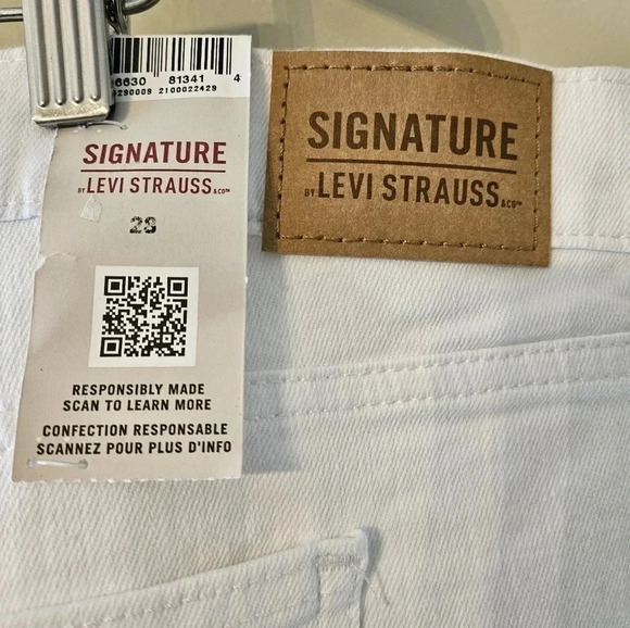 Signature by Levi Strauss & Co. High Rise Plus Size Heritage Denim Shorts 28W. - Picture 13 of 16